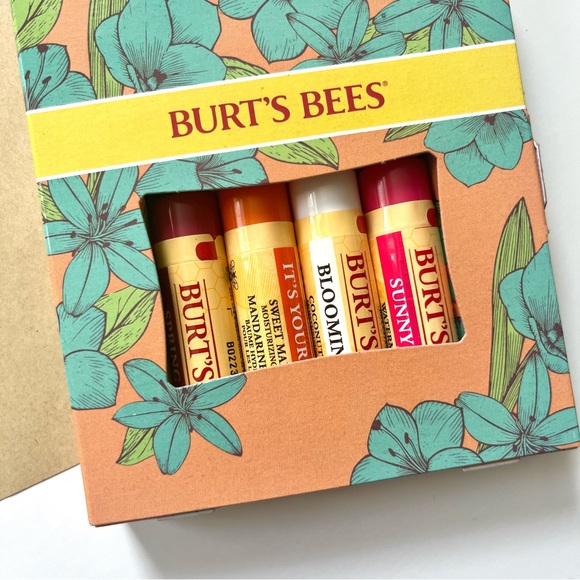 🏷️ Burt’s Bees set of 4 moisturizing lip balm - Picture 3 of 10